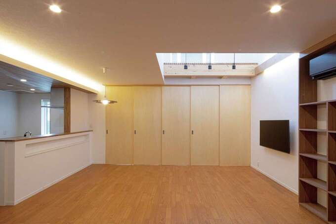 木製建具を閉めると外からの視線を遮り、木のぬくもりを感じられる