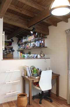 秘密基地をイメージした子ども部屋のロフト、趣味の空間として。ライティングレールを採用することでスポットライトなど照明配置の自由度を上げ、遊び心あふれる空間となっている。