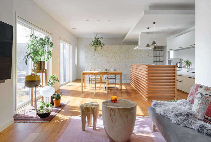 間取りの中心となるのは約30畳のLDK。白いクロスにチェリーのフローリングを組み合わせて、すっきりとしたナチュラルモダンのコーディネートに