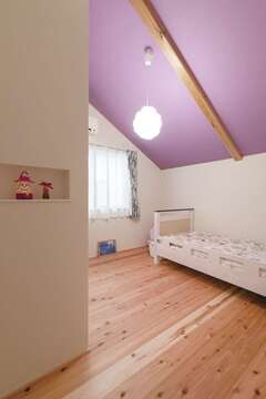 三女の部屋は明るいパープル系。それぞれ自分で好きな色を選んだ【ハートホーム】