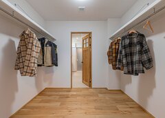 洗面脱衣室と主寝室を結ぶウォークスルークローゼット。動きに無駄がなくなり、利便性が高い【ウィルハウジング】