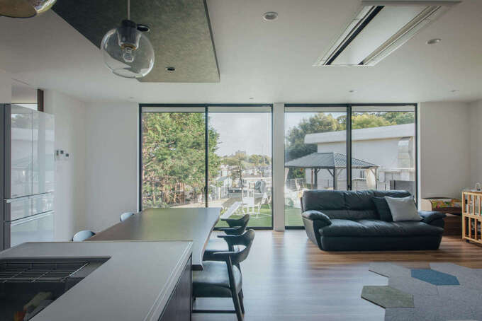 キッチンで料理しながら美しい庭と街並みの眺望を楽しめる。下がり天井が空間のアクセントに