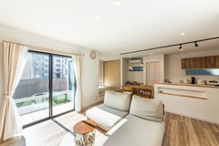 木の温かみを実感できるナチュラルテイストなLDK。ホワイトと木目をベースに、家具やインテリアも明るく優しい色合いのものを選びました。家族みんなが寛げる、居心地の良い空間に仕上がりました。【ワンダーホーム】