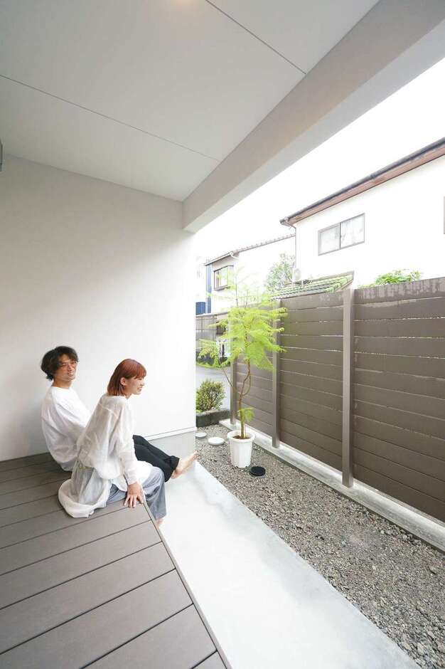 夫婦でほっこり、まったり深い軒のあるウッドデッキ