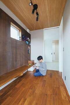 ランドリーに隣接したご主人の釣り具部屋。釣り道具を車から出し入れしやすいように、勝手口も用意【幹工務店】