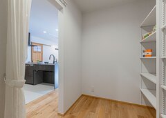 キッチンから数歩でアクセスできる大容量のパントリー