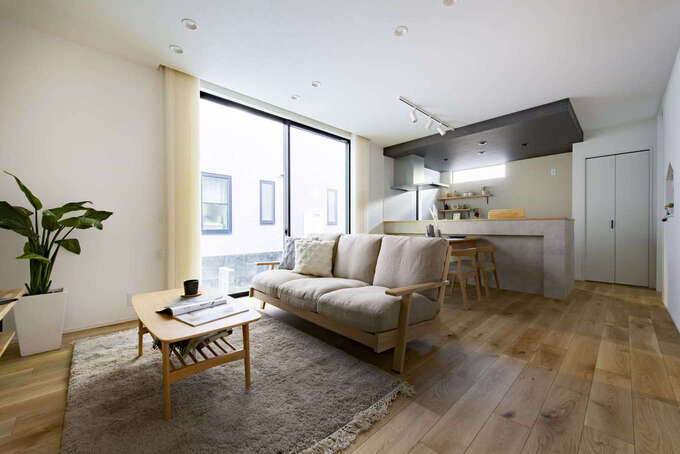 ぬくもりを感じる北欧シンプルスタイルのLDK。デザインだけでなく、限られたスペースの中にも十分な収納スペースを確保し、生活のしやすさを実現した