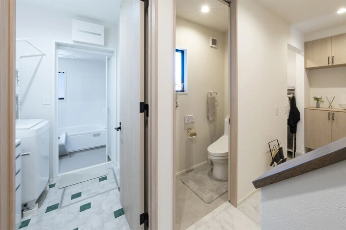 お出かけ直前のトイレ、帰ってすぐにお風呂へ直行！を叶える間取り。
トイレのヘキサゴンタイル、洗面脱衣室のアクセントタイルも素敵です。