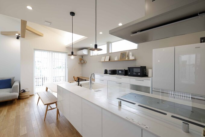 モダンなシステムキッチンは、ホワイトを基調とした清潔感あるデザイン。使い勝手を重視した空間設計で、料理のひとときをより楽しくする。