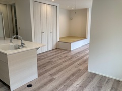 明るい床の色合いに調和した小上がりのスペース。リビングと一体感があり、柔らかな雰囲気を演出。収納の機能も備え、実用性も兼ね備えている。