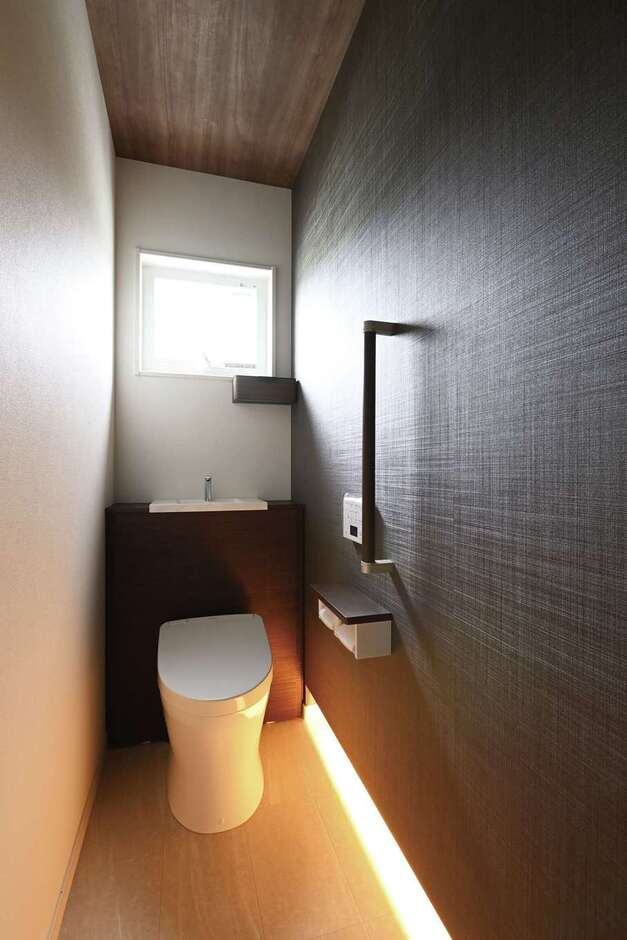 トイレは濃い色調でまとめ、間接照明を際立たせてシックにコーディネート
