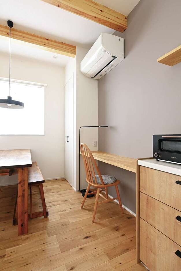 キッチンの背面収納と並べて用意したスタディコーナー