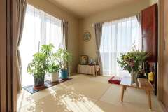 1階の和室。引き戸を開け放てばLDKとつなげて広く使える【三和建設】