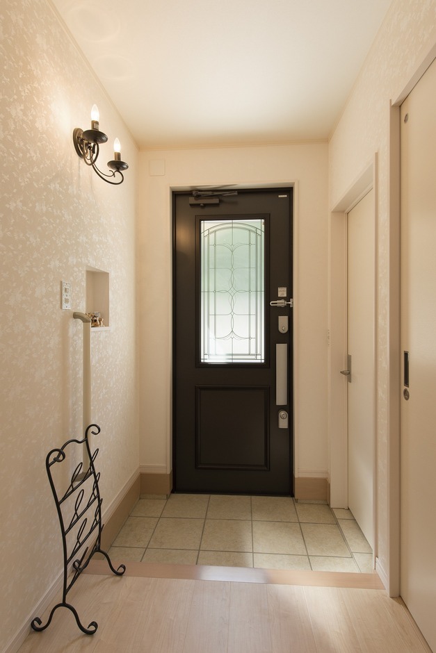 玄関ホールの扉には美しいガラスがはめ込まれており、クラシカルな雰囲気を醸し出している。