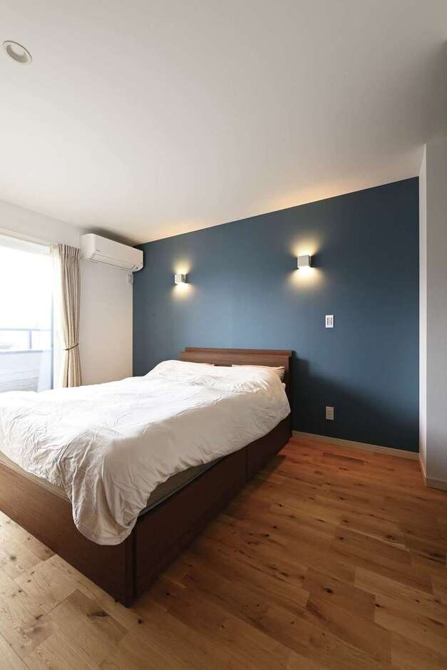 アクセントクロスと照明演出で、ホテルライクに仕上げた主寝室