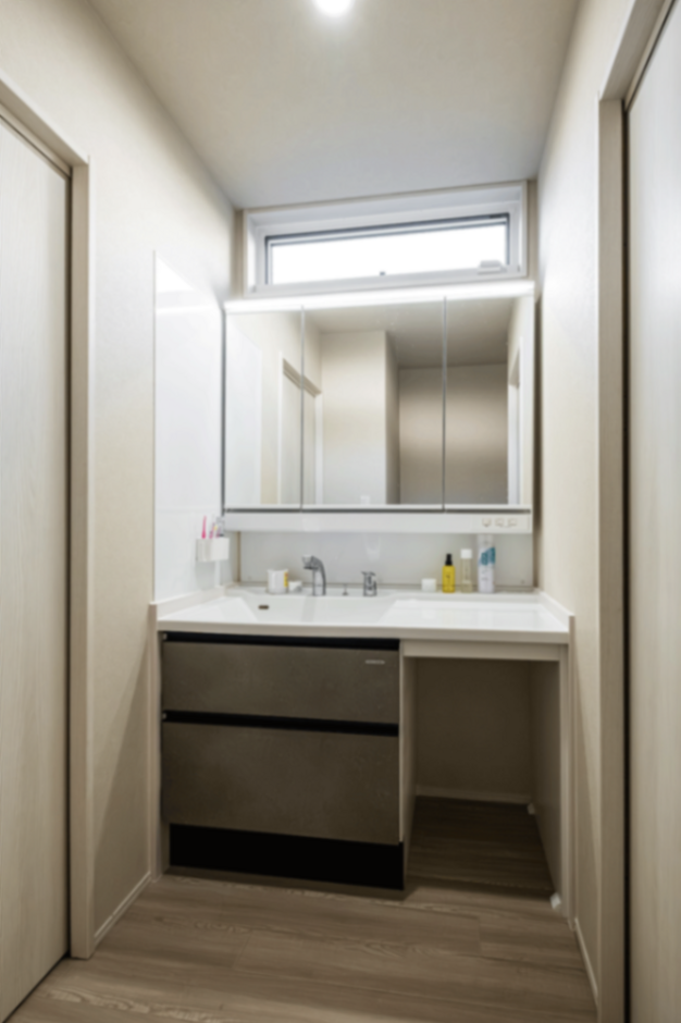 ハイサイドライトから光が注ぎ込む、明るい洗面室