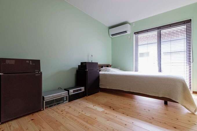 淡い緑の壁が爽やかなご主人の部屋。オーディオ回りを充実させていく予定