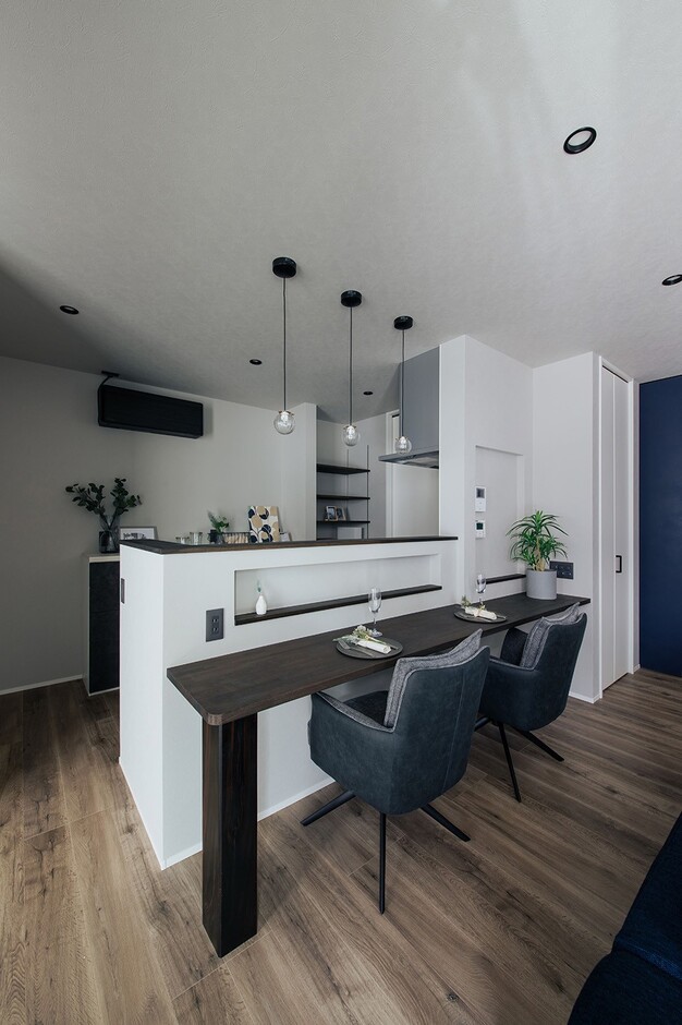 テーブルは置かず、代わりにダイニングカウンターをオーダー。カウンターの脚には旧家の床柱を採用して思い出を残す工夫も