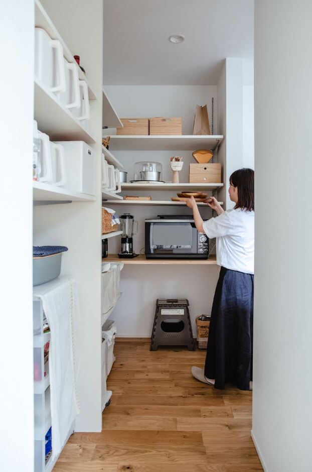 平屋でありながら収納もたっぷり確保。テレビを取り付けた壁の裏側も収納になっていて便利