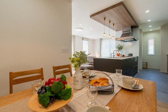 通路を挟みキッチンと横並びのダイニングは配膳も楽々。