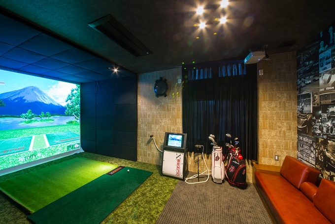ゴルフシミュレーターとカラオケが楽しめる屋内遊び場。特注クロスと照明にもこだわり、家族や友人と楽しい時間を過ごせるスペース。