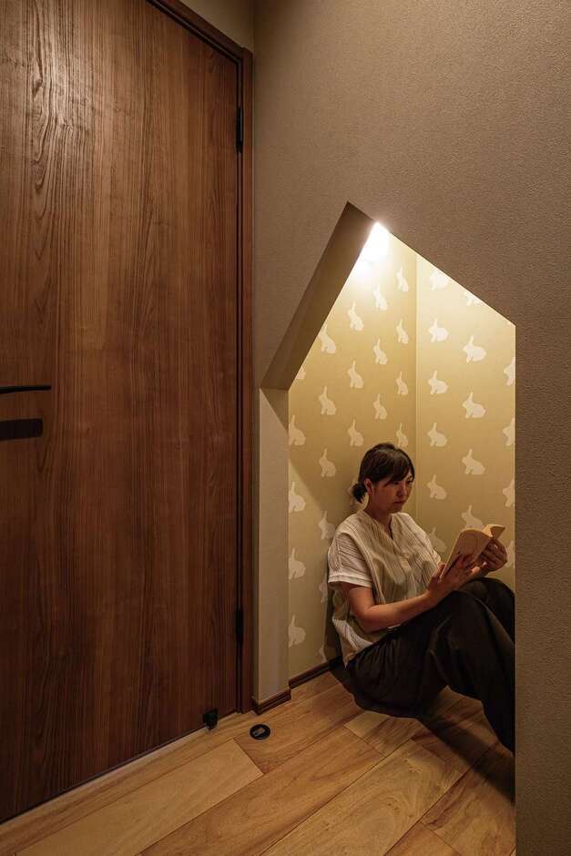 階段下のヌックは、収納兼おこもりコーナーとして活用。家の中の至るところに本を読めるスポットがある住まいだ