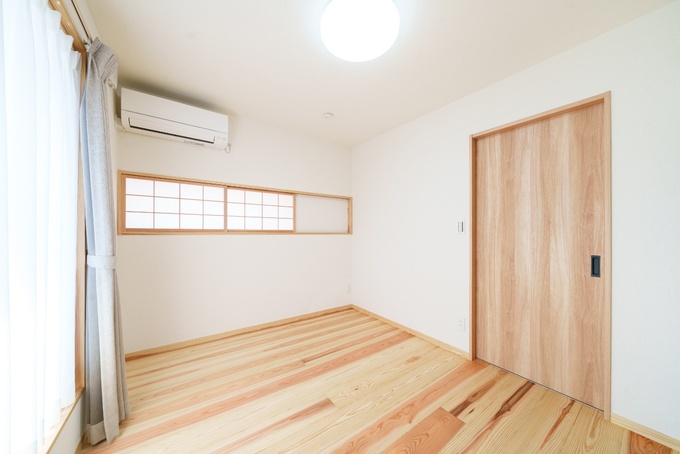 吹き抜けから差し込む光が、やさしく2階まで届く。
室内には障子の小窓を設け、やわらかな雰囲気を演出しました。