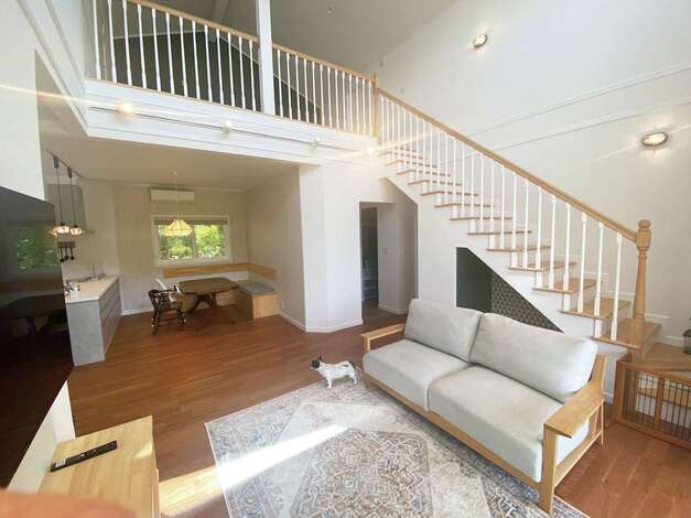 たくさん収納できるよう、屋根裏や階段の下に空間を設けたリビング