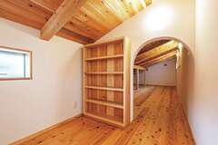 大容量の小屋裏空間。本棚をスライドさせるとアーチの入口が現れる