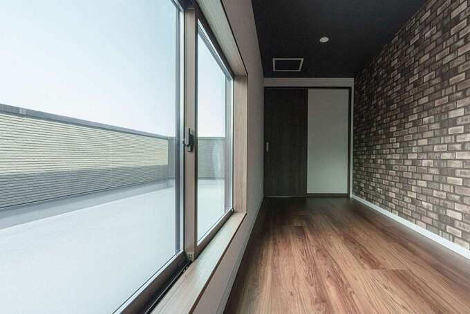 小屋裏収納はブルックリンスタイルのクロスで遊び心を。空を近くに感じる広々バルコニーでは、家庭菜園にも挑戦してみたいそう