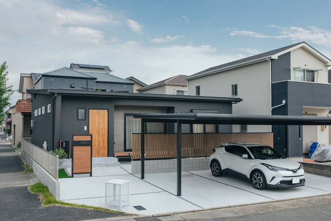 雨でも濡れずに乗り降りできるカーポート付き