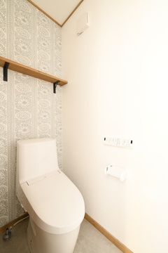 落ち着いた雰囲気のトイレ空間。壁紙のデザインがアクセントとなり、洗練された印象を与える。【REIWA HOUSE（令和ハウス）】