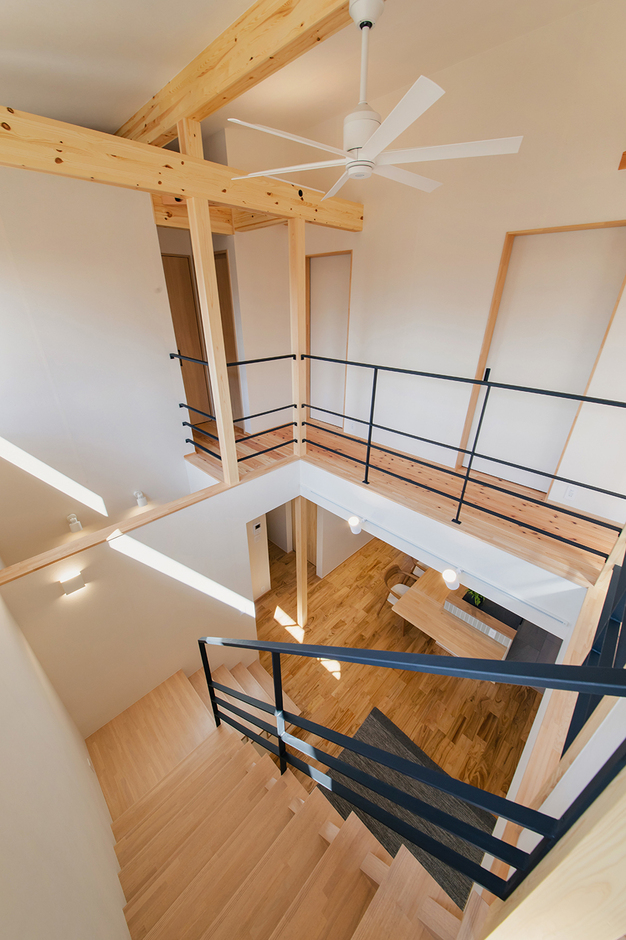 吹抜けを囲むように階段と廊下を設置