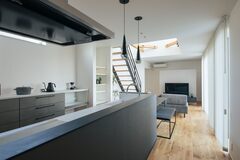 モダンでスタイリッシュなLDK空間。開放的なリビングとキッチンが一体化しており、家族の団らんに最適である。自然光が差し込み、明るい印象を与えるデザイン。【S.CONNECT（エスコネクト）】