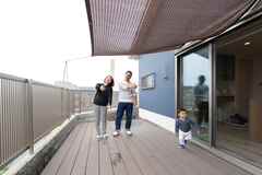 広々としたウッドデッキは、家族が楽しむリラックス空間。外の景色を眺めながら快適に過ごせるオープンスペース。