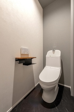 シンプルで機能的なトイレ空間。落ち着いた色合いの壁面と床材が、リラックスできる雰囲気を演出している。【イシンホーム​岐阜南店】