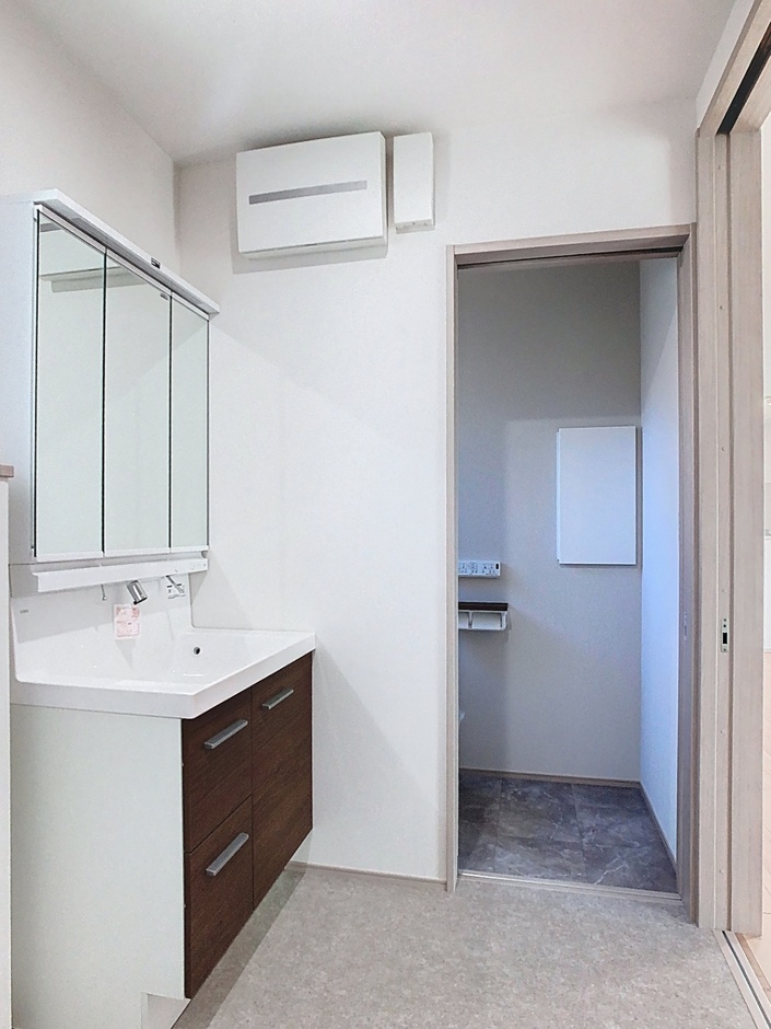 清潔感あふれる洗面スペース。浴室やトイレを隣接させ、身支度や家事が最短距離で完結する機能的な動線を確保しました。