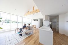 白で揃えた建具と勾配天井、天井まである高窓がより広く感じさせるLDK。どこにいても家族の存在を感じることが出来る、平屋ならではの家族の距離感です。【ひだまり工房】