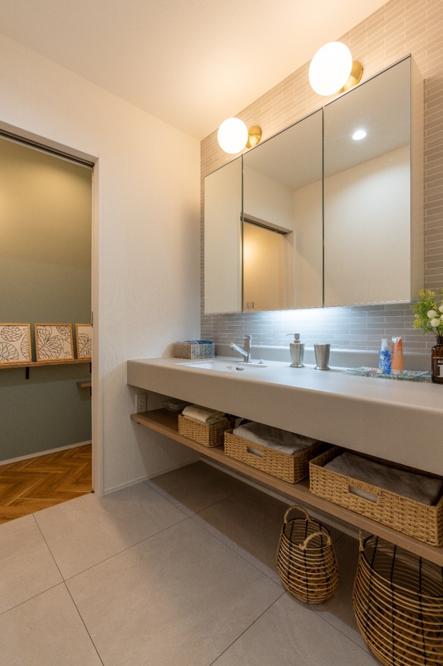 グレーで統一された洗面スペース。広々カウンターは家族みんなが使いやすく、機能的でおしゃれな洗面台に。