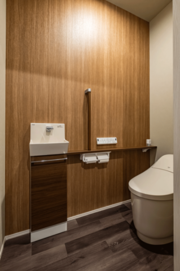 落ち着いた雰囲気のトイレ。手洗いボウルもスマート