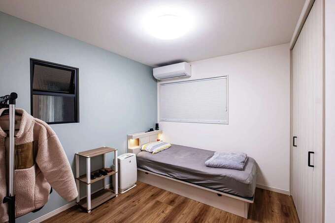 子ども部屋は玄関ホール側に室内窓を取り付けた