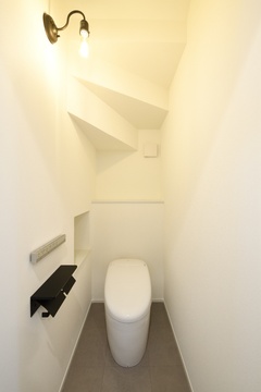 シンプルでモダンなトイレ空間。インテリア照明が明るさと落ち着きを感じさせ、使いやすい環境を提供する。【REIWA HOUSE（令和ハウス）】