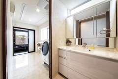 洗面・脱衣スペースには室内干しと乾燥機があり、洗濯の家事はここで完結