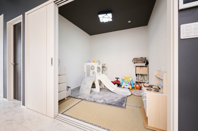 遊具やおもちゃが置かれた楽しい屋内遊び場。子どもたちが安全に遊べる工夫がされている。
