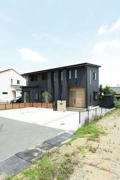 黒い外壁に木目が映える【丸昇彦坂建設】