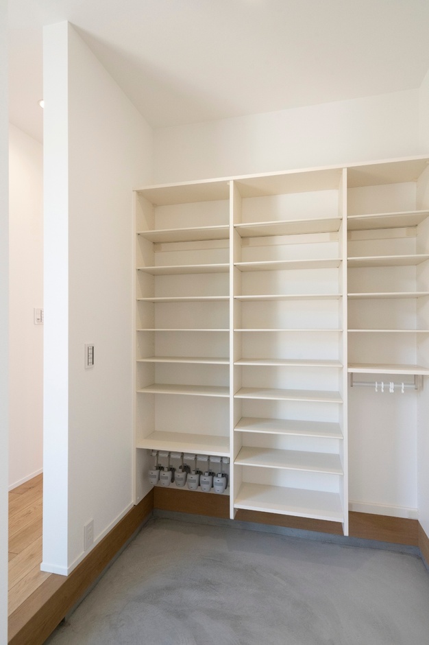 シンプルですっきりとしたデザインの土間収納。多目的に活用でき、使い勝手の良さが魅力である。靴やアウトドア用品の収納に便利。