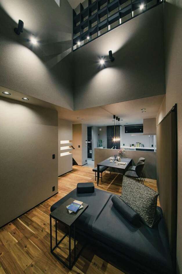 吹き抜けを通して2階のセカンドリビングとつながるLDK。2階の窓から差し込む光が家中に広がり、いつも明るく心地よく過ごせる。セカンドリビングのピアノの音色や家族の声がよく通るので、いつも一体感が味わえる
