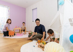 兄妹の好みに合わせて壁紙やカーテンをセレクト。子どもたちが小さいうちは広いワンルームとして使い、成長に応じて2部屋に仕切ることもできる【寺田工務店】