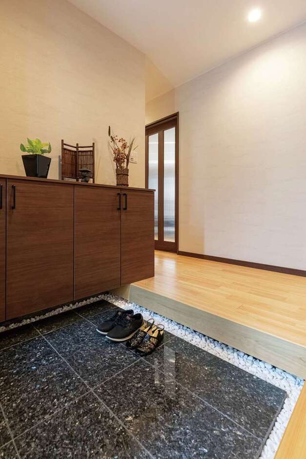 御影石と白い玉石をあしらい、風情ある玄関に