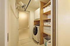 洗濯の家事が１か所で完結する脱衣室【平屋建築ブルーハウス】